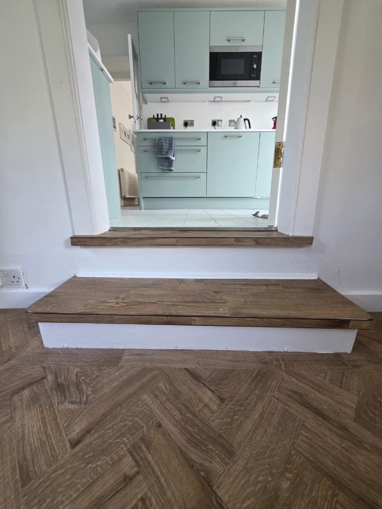 Curved cuts, stair scribes and precision corner detailing — Parfait Flooring, Glasgow