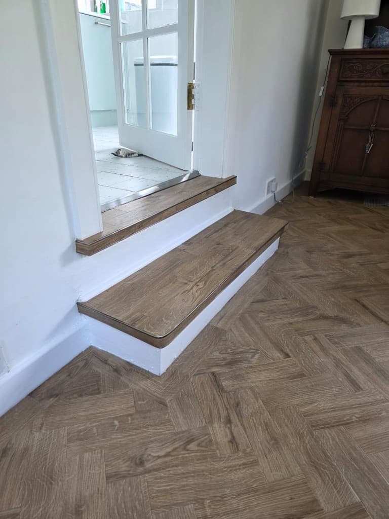 Precision mitered border and feature strip detailing — Parfait Flooring, Glasgow